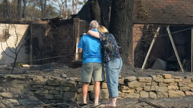 حکام کے مطابق ابھی تک اس آگ سے 200 مکانات تباہ ہو چکے ہیں۔