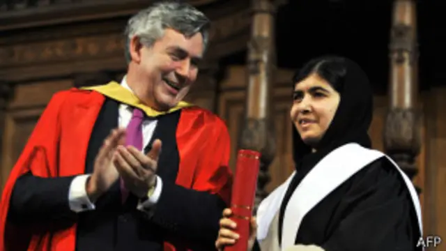 पूर्व ब्रिटिश प्रधानमंत्री गॉर्जन ब्राउन मलाला को मानद परास्नातक दिए जाने के अवसर पर मौजूद थे
