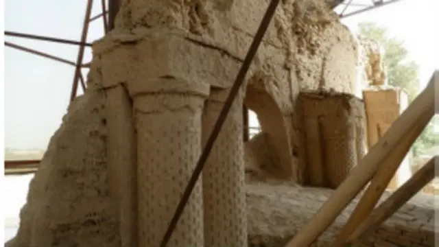 नौ गुंबदों वाली मस्ज़िद के अवशेष. 