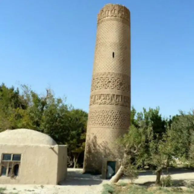 बल्ख के ख्वाजा परसा मस्ज़िद में मरम्मत का काम जारी है.