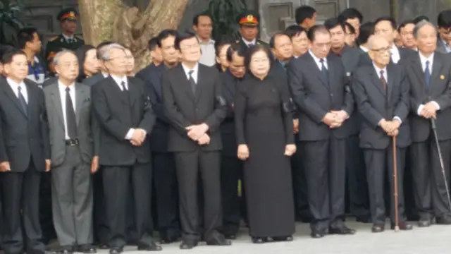 Các lãnh đạo chờ viếng