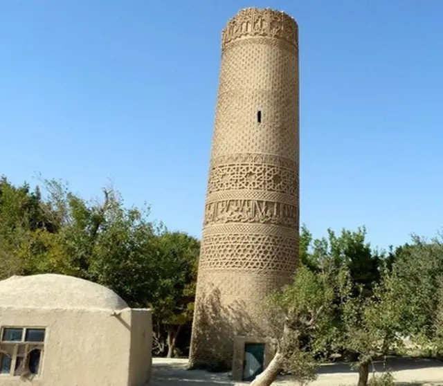 زادیان میں ایک خوبصورت مٹی کا ایک عزیم الشان مینار ہے جس کی تعمیر بارہویں صدی میں کی گئی تھی