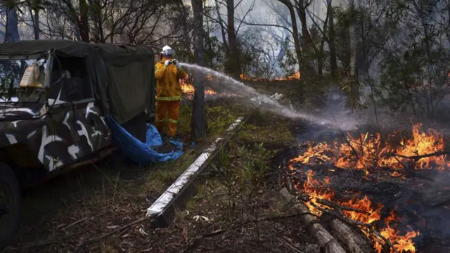 آسٹریلوی حکام کا کہنا ہے کہ آگ پر قابو پانے والا عملہ گرمی کی وجہ سے لگنے والی اس آگ کو کنٹرول کرنے کی کوششیں کر رہا ہے۔ 
