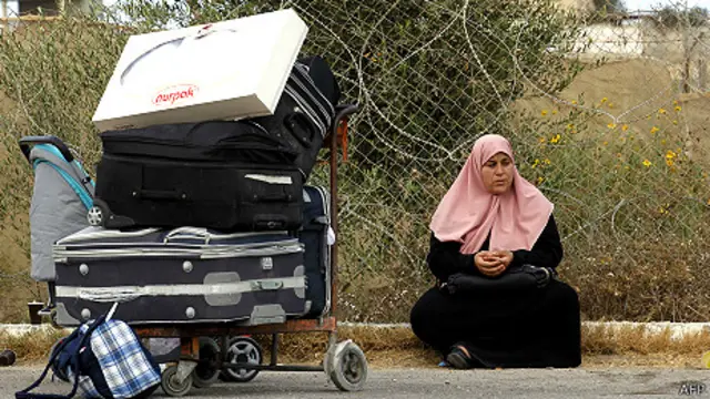 تقطعت السبل بالمسافرين الفلسطينيين مع الإغلاق المتكرر للمعبر