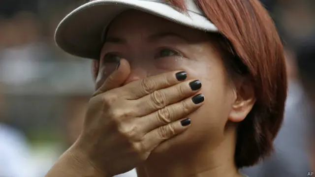 香港电视艺员刘玉翠在集会上掩面痛哭（20/10/2013）