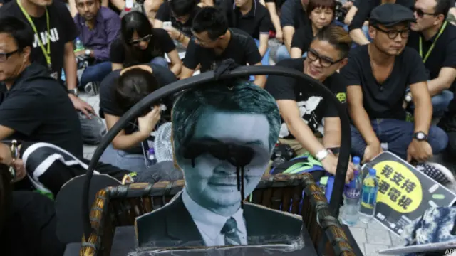 香港电视员工集会上一幅涂黑了眼睛的梁振英肖像（20/10/2013）