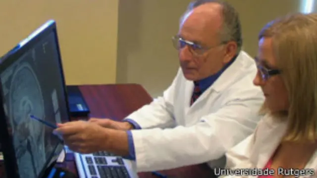 Barry Komisaruk (ao fundo) analisa os resultados de um exame sobre os efeitos do orgasmo sobre o cérebro