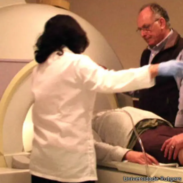 Kmoisaruk observa paciente durante a pesquisa (foto: Universidade Rutgers)