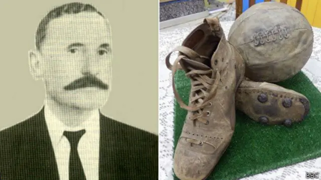 Donohoe y las réplicas de sus zapatos de fútbol y su pelota