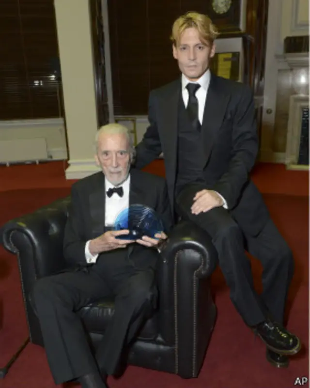 وصف جوني ديب الممثل كريستوفر لي بأنه "ثروة وطنية"