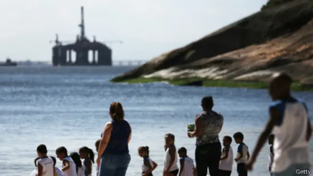 Plataforma de petróleo vista de praia em Niterói