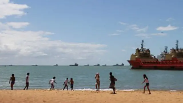 Playa con un petrolero