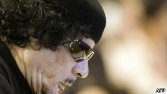 دفن القذافي في مكان سري بالصحراء 