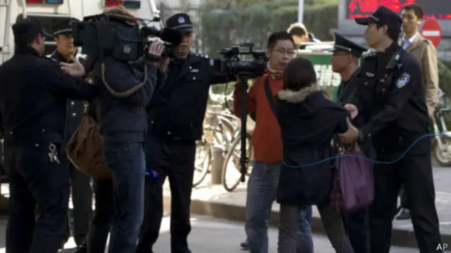 北京警察阻止记者采访(2013年10月15日)