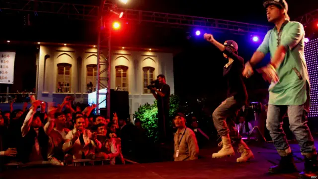 دایورس و پارادایس جفت آوازخوان افغان هستند که برای رسیدن به این صحنه مشکلات زیادی از مهاجرت گرفته تا فرار از شهر هرات را پشت سر گذاشته اند.