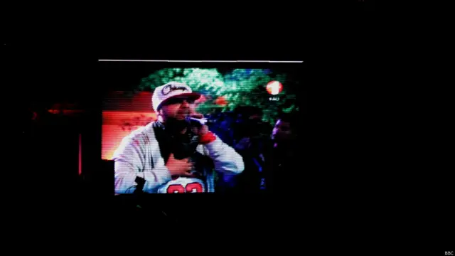 جریان کنسرت زنده صلح، از طریق تلویزیون یک افغانستان به طور زنده پخش می‌شد. بیژن ظفرمل اولین رپ خوان افغان برای شرکت در این کنسرت از آلمان به کابل آمده بود.