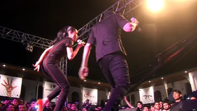 این دو جفت هندی هم برای اجرای زنده از هند به افغانستان آمده اند. آنها هدف سفرشان به کابل را رساندن پیام دوستی از هند خوانده اند. (ستار نیازی)