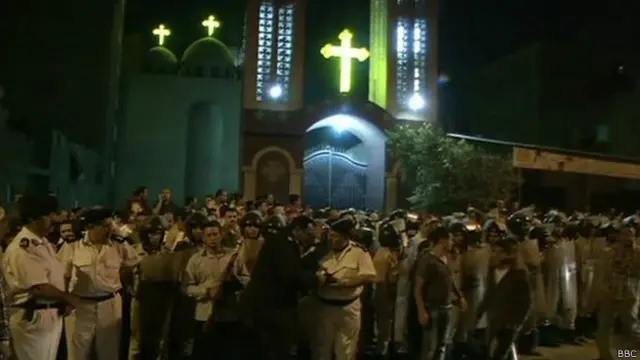 जब लोग चर्च से बाहर निकल रहे थे, तभी अज्ञात हमलावरों ने उस वक्त अंधाधुंध फायरिंग करनी शुरु कर दी.