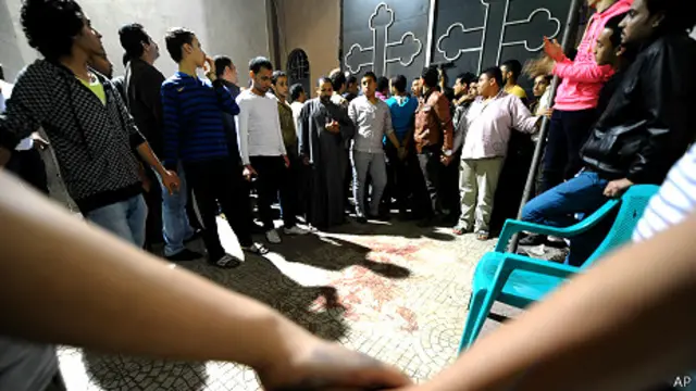 تجمع أشخاص خارج الكنيسة عقب الهجوم