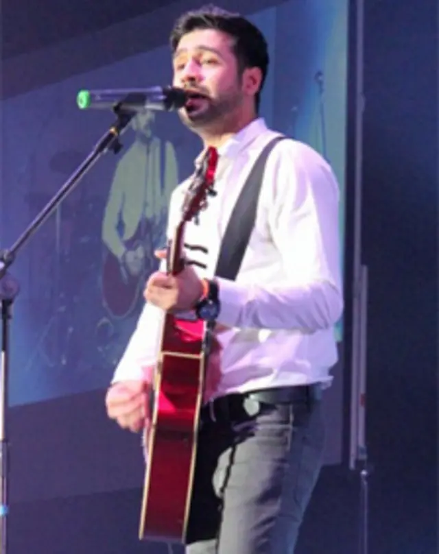 حسنین لاہوری کے گانے یوٹیوب پر بہت مقبول ہیں اور ایک گانا 35 لاکھ بار دیکھا جا چکا ہے