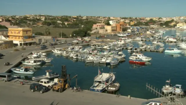 مرفأ لامبيدوسا ومطارها جعلا منها منفذا يسهل الوصول إليه.