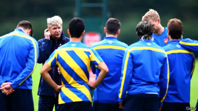 Wenger junto a su equipo