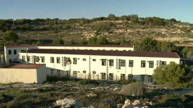 مركز استقبال اللاجئين في الجزيرة أنشئ عام 2000 لاستقبال الوافدين منهم.