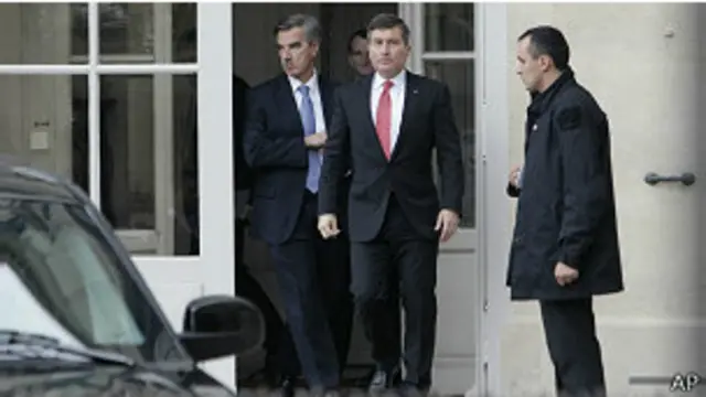 ပြင်သစ် နိုင်ငံခြားရေးရုံးမှ ပြန်ထွက်လာတဲ့ အမေရိကန် သံအမတ်