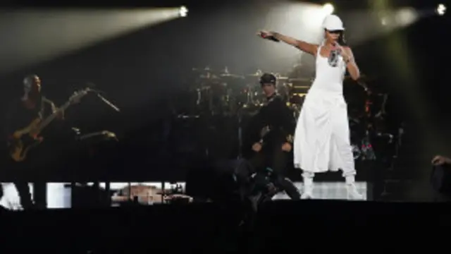 ريانا أثناء حفلها في أبوظبي