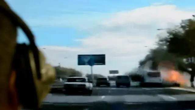 بس کے پیچھے چلنے والی ایک کار نے دھماکے کی ویڈیو محفوظ کی جس کا ایک منظر اس تصویر میں ہے