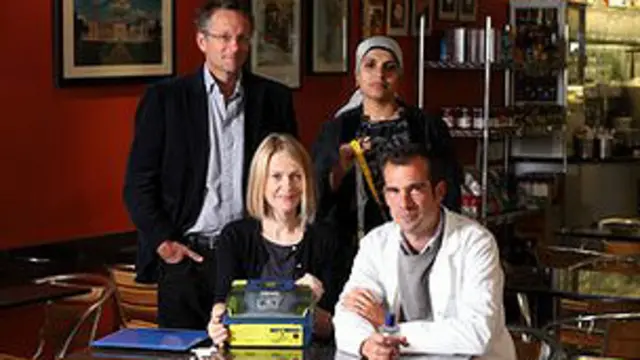 محققان دانشگاه چستر به همراه مایکل موزلی که این گزارش را برای بیبیسی تهیه کرده است