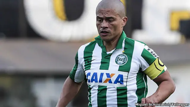 Alex (à esquerda), em partida pelo Coritiba