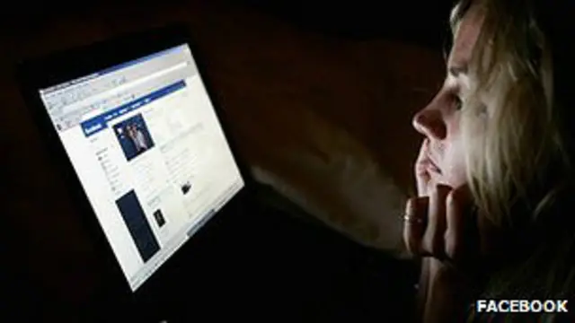 Девушка перед экраном ноутбука