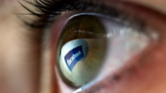 Facebook istifadəçisi