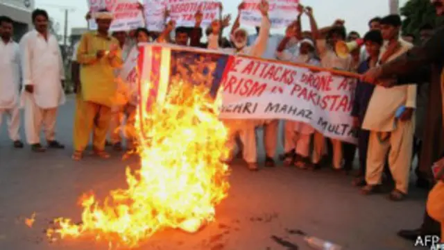 पाकिस्तानियों का कहना है कि ड्रोन हमले पाक में अंधाधुंध मौतों के लिए जिम्मेदार हैं 