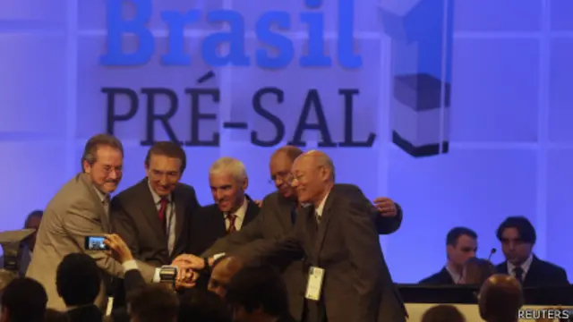 Representantes de empresas do consórcio vencedor. Foto: Reuters