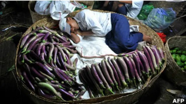 仰光街头的摊贩。