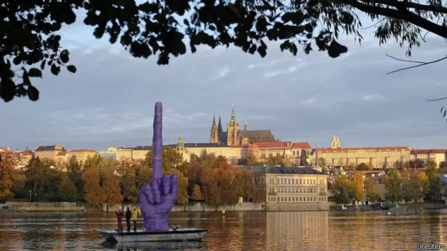 चेक रिपब्लिक, तैरता हाथ