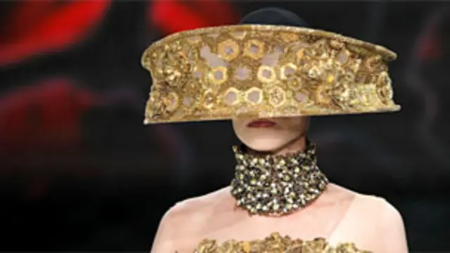 سونے میں خوبی یہ ہے کہ اس کا پگھلاؤ کا نقطہ بہت کم ہے جس سے اسے زیورات اور سکوں میں ڈھالا جا سکتا ہے