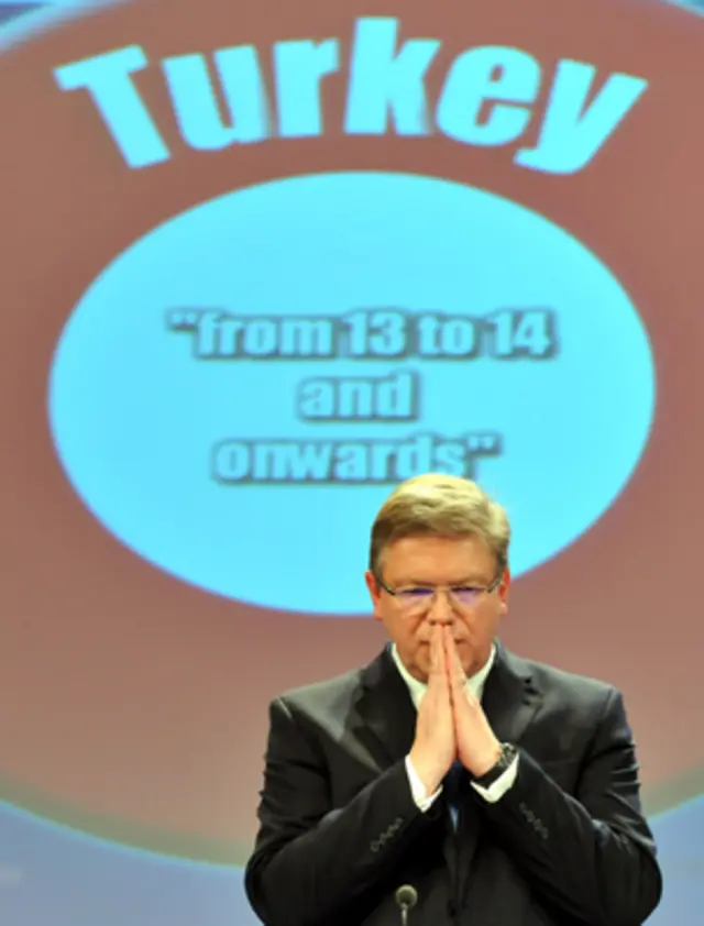 مفوض توسعة الاتحاد ستيفان فول يتحدث للصحفيين ببروكسل في السادس عشر من الشهر الجاري