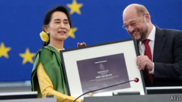 ဥရောပ ပါလီမန် ဥက္ကဋ္ဌ ထံမှ ဆုလက်ခံယူစဉ်