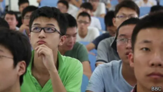 Número de mulheres em universidades é restrito apesar de demonstrarem melhor desempenho