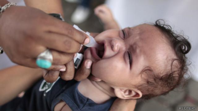 Criança é vacinada na Nicarágua. Foto: Reuters