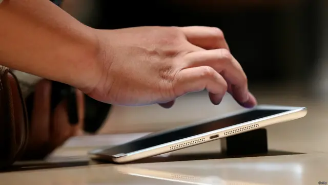 نو اعشاریہ سات انچ کی ٹچ سکرین والا آئی پیڈ سات اعشاریہ پانچ ملی میٹر (اعشاریہ تین انچ) موٹا اور اس کا وزن چار سو انہتر گرام ہے