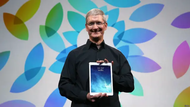 ایپل کے سربراہ ٹم کُک نئے آئی پیڈ ایئر کو دکھا رہے ہیں جس میں اے سیون چپ لگائی گئی ہے جو کہ نئے آئی فون فائیو ایس میں پیش کی گئی تھی