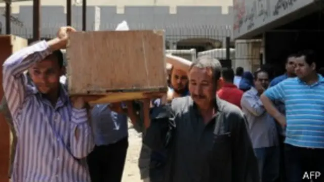 جنازة أحد قتلى سيارة الترحيلات في مصر