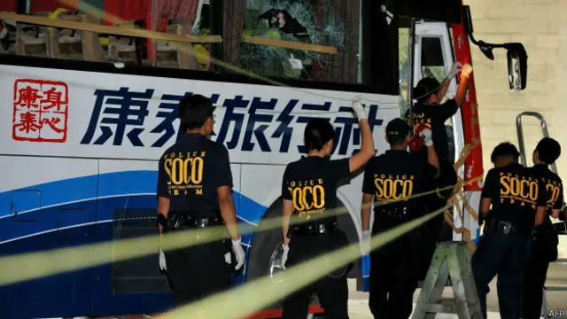 菲律宾警察勘验被劫持的香港康泰旅行社大巴（27/8/2010）