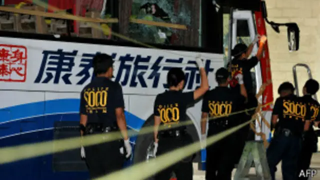 菲律宾警方探员检查康泰旅行社遭劫持的旅游大巴(27/10/2010)