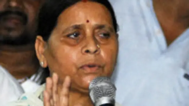 رابڑی دیوی اس وقت بہار کی وزیر اعلی بنی تھیں جب لالو یادو کو نوے کی دہائی میں جیل جانا پڑا تھا