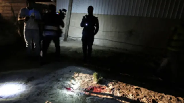 عثرت الشرطة على متفجرات وسلاح ناري قرب جثة القتيل